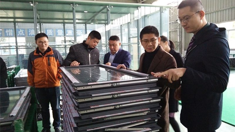 铝合金推拉门与隔断：价格背后的考量因素**